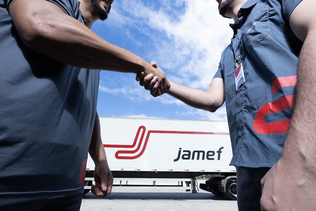 Aperto de mão de funcionarios da Jamef